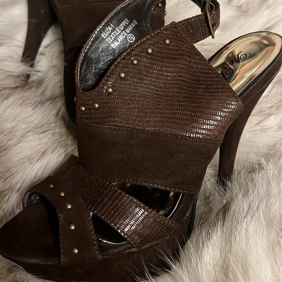 Brown platform heel , very comfortable and supportive - Picture 2 of 3
